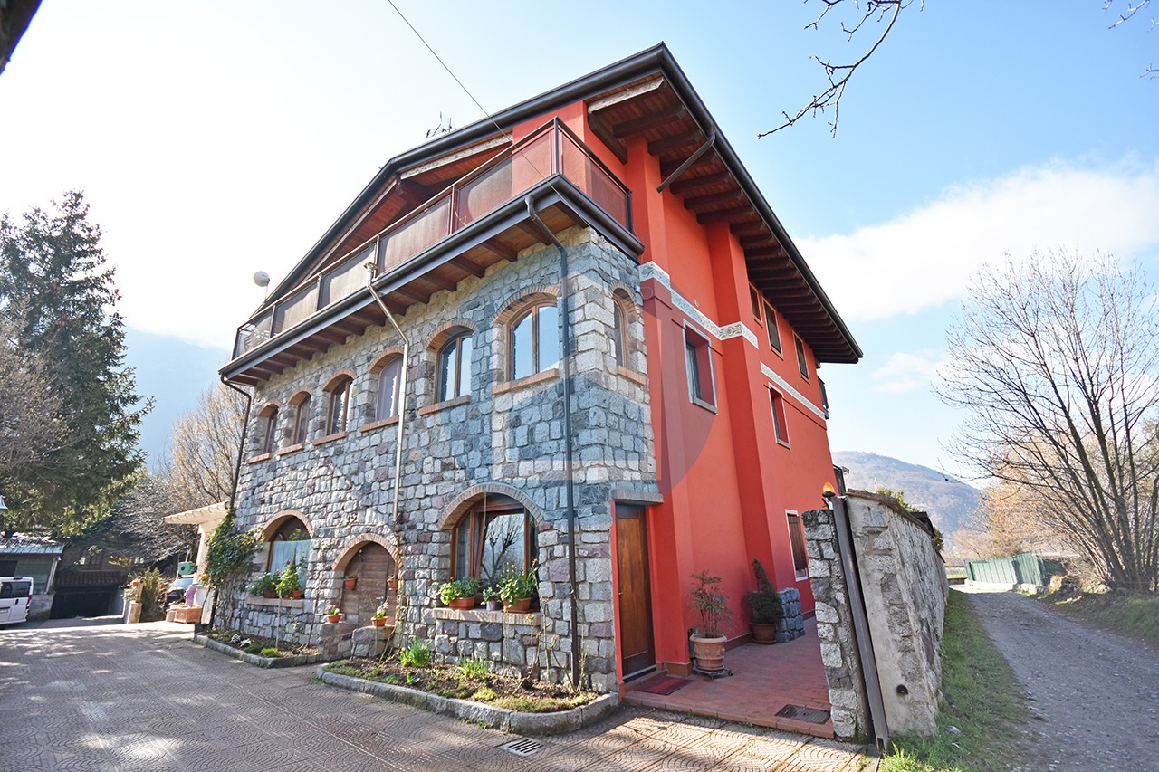 Villa Vendita VILLA SINGOLA IN VENDITA A BERZO INFERIORE - BRE332