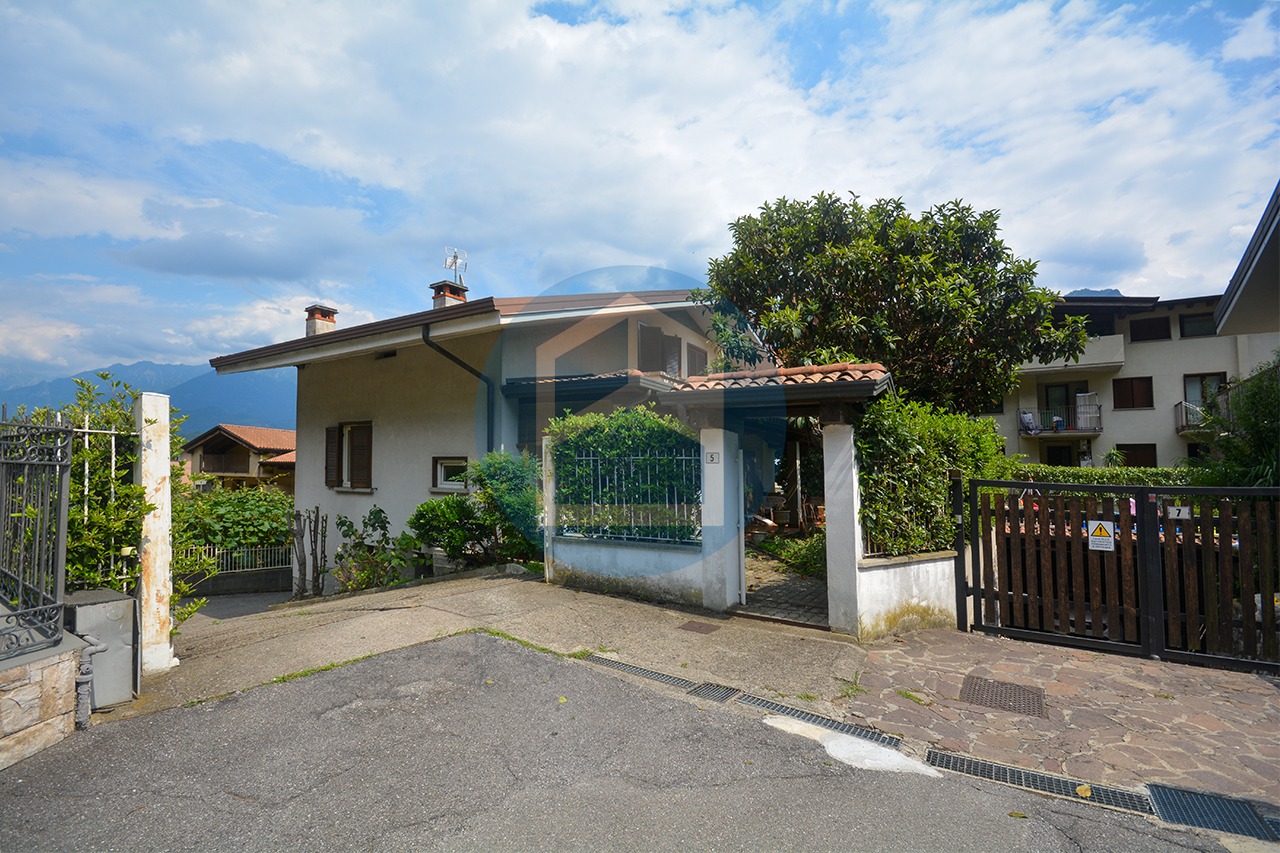 Villa Vendita VILLA SINGOLA IN VENDITA A PIANCOGNO - DAR314/T0408