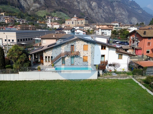 Villa Vendita VILLA SINGOLA IN VENDITA A PIANCOGNO - DAR315/T0444