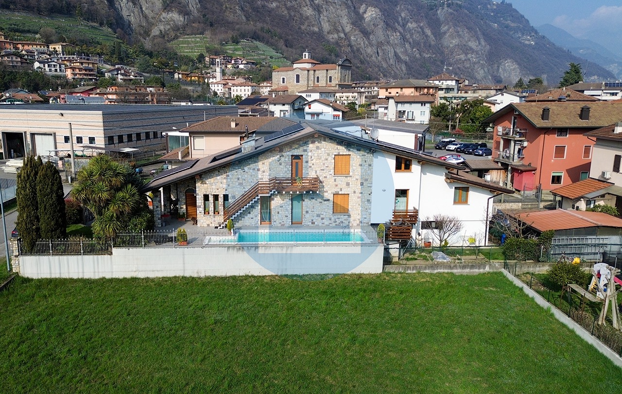 Villa Vendita VILLA SINGOLA IN VENDITA A PIANCOGNO - DAR315/T0444
