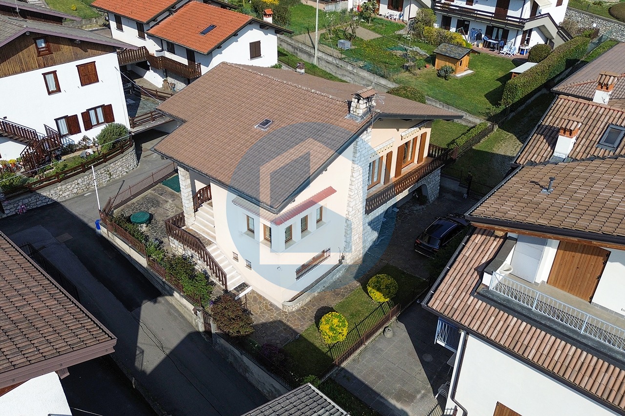 Villa Vendita VILLA SINGOLA IN VENDITA A BORNO - BRE310/T4153